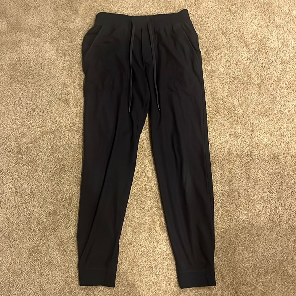 Used Mens medium lululemon ABC jogger 28” inseam in black colorway.